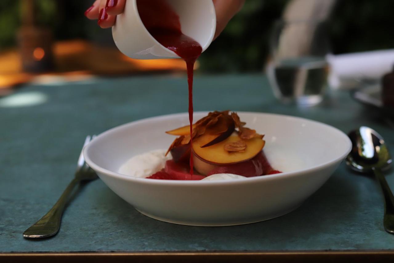 Maison Breguet Paryż Zewnętrze zdjęcie A dessert being drizzled with a sauce