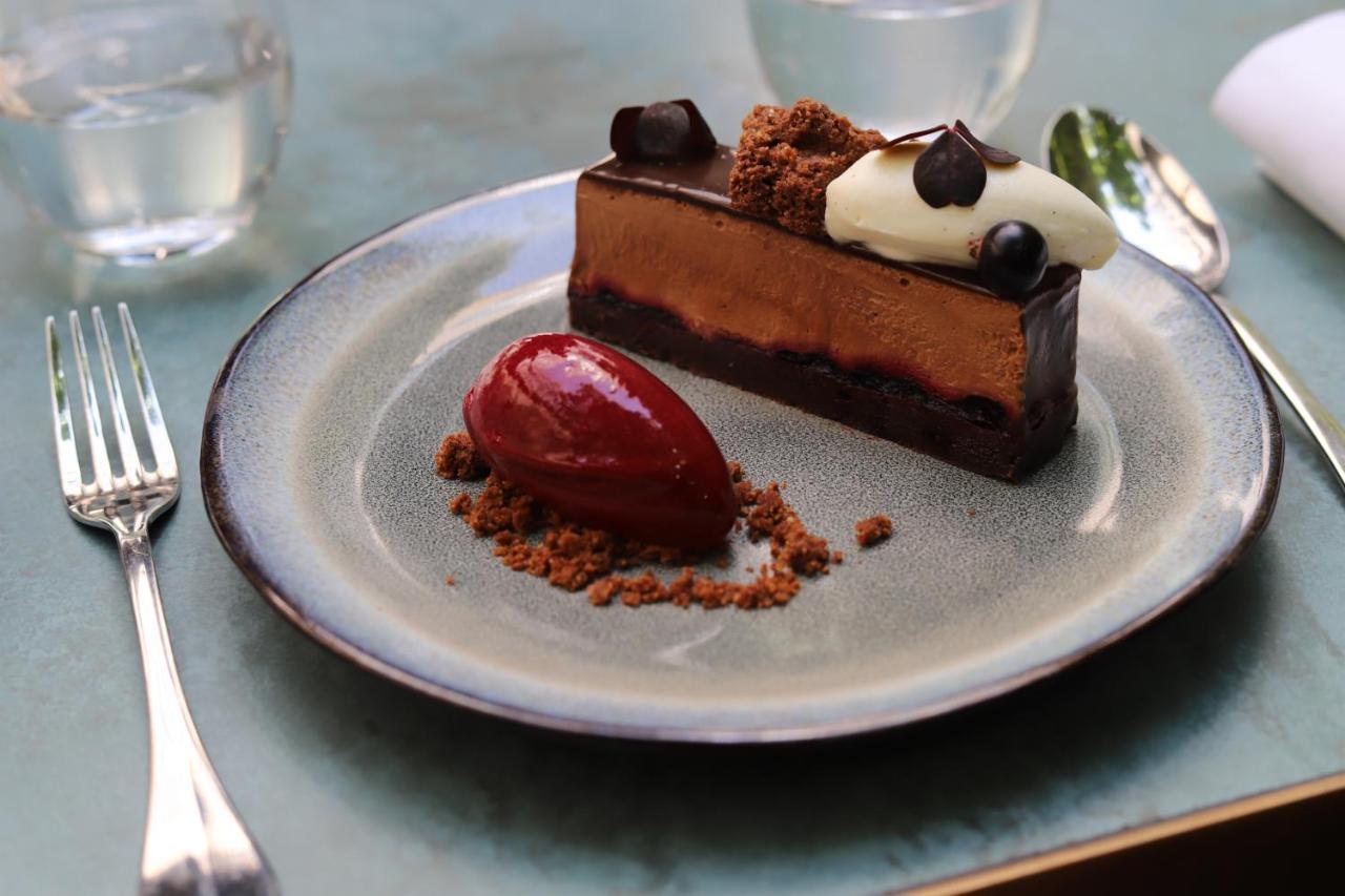 Maison Breguet Paryż Zewnętrze zdjęcie A chocolate dessert