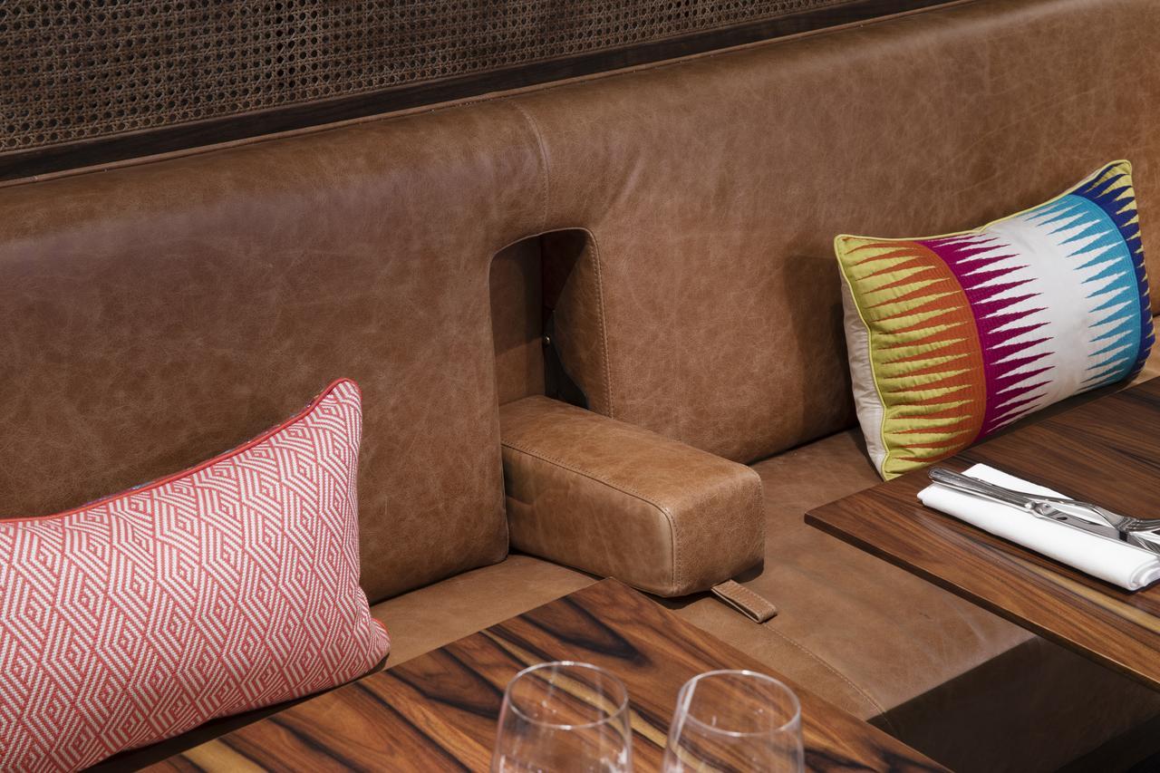 Maison Breguet Paryż Zewnętrze zdjęcie A leather bench seat